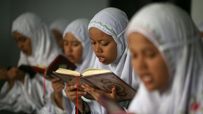 Школы в Индонезии не будут регламентировать ношение мусульманской одежды - «Религия»