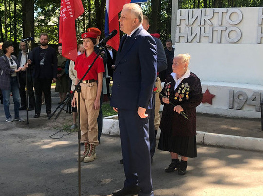 Александр Дрозденко возложил цветы к мемориалу на Румболовской горе