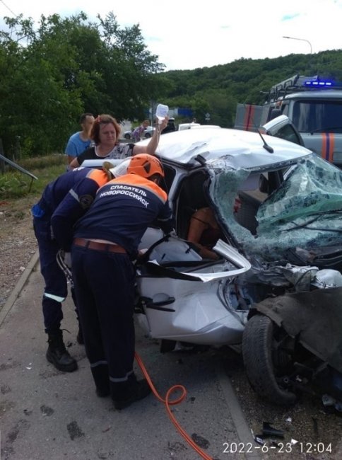 В ДТП с грузовиком и легковушкой под Новороссийском пострадала женщина