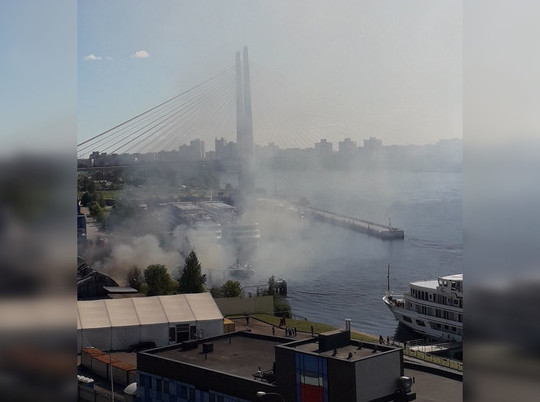 Пожар у пассажирского порта в Уткиной Заводи потушили