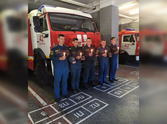 Пожарные и спасатели Ленобласти почтили память погибших в ВОВ и приняли участие в траурных мероприятиях