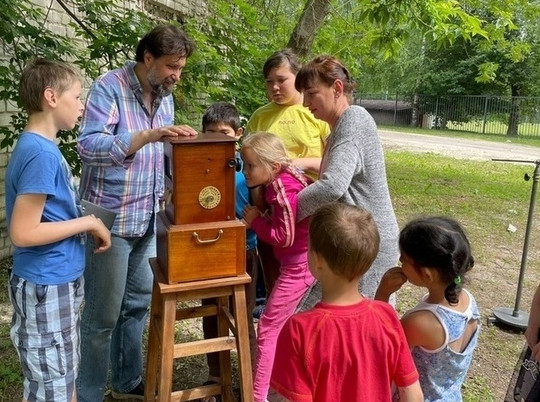В Брянске показали старинные фотокамеры детям Донбасса