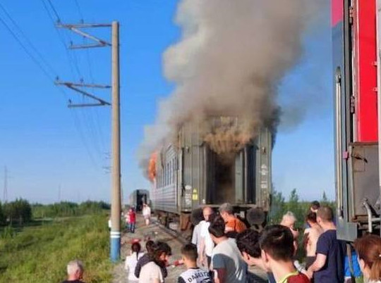 Вагон пассажирского поезда Новый Уренгой-Оренбург загорелся во время движения