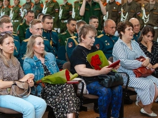 Вдовам троих погибших в СВО бойцов из Коврова вручили посмертные награды