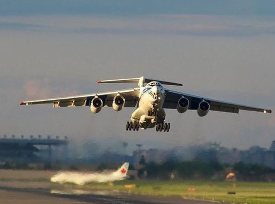 Жесткая посадка Ил-76 произошла из-за неисправности двигателя