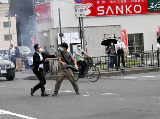 Экс-премьер Японии Абэ был расстрелян из самодельного дробовика