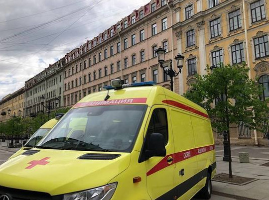 Мать разбившейся насмерть при падении со шкафа петербурженки увезли в больницу