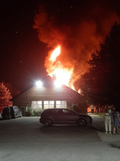 Костромские пожары: в селе Апраксино горело, но не сгорело, кафе «Валенок»