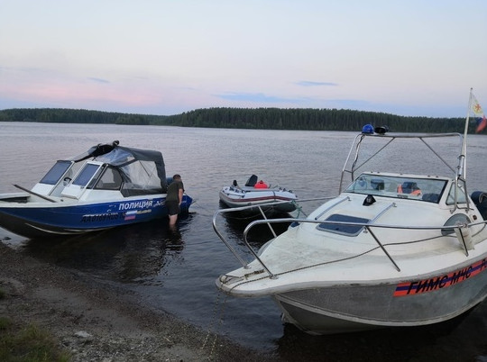 Мужчина чудом спасся, когда его лодка перевернулась на озере Карелии