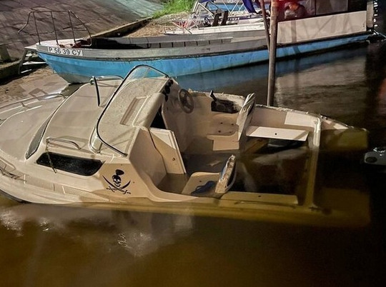 На Волге в районе Саратова затонул катер с "веселым Роджером" на борту