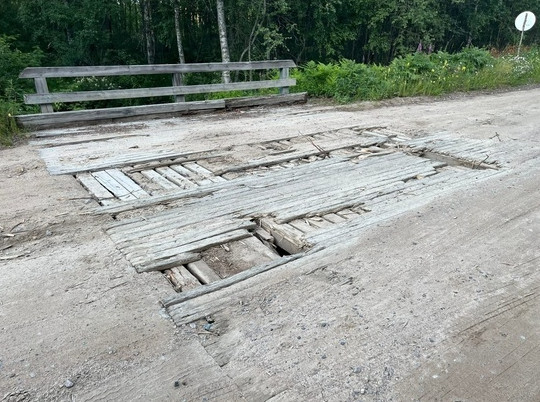 Разваливается и гниет деревянный мост в Пряжинском районе Карелии