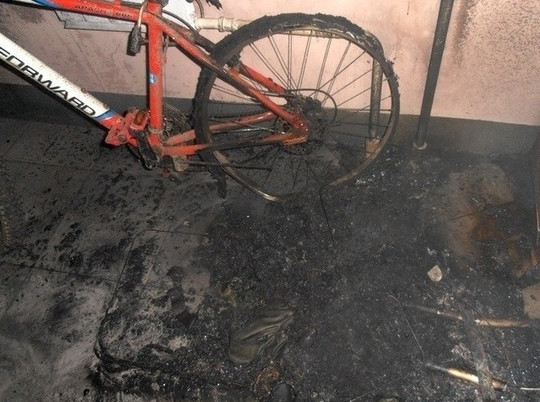В Ивановской области подожгли велосипед в подъезде