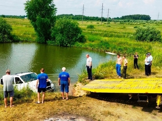 В Ивановской области в праздник Ивана Купала автомобиль «искупался» в пруду