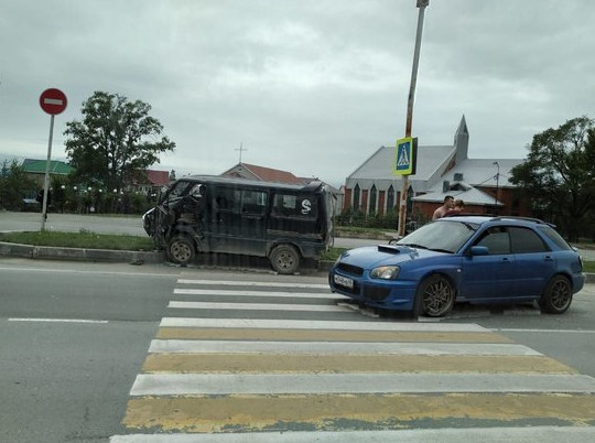 Автомобили Subaru Impreza и Mazda Bongo столкнулись в Южно-Сахалинске