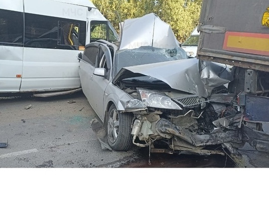 Два водителя госпитализированы с переломами после массового ДТП под Калугой