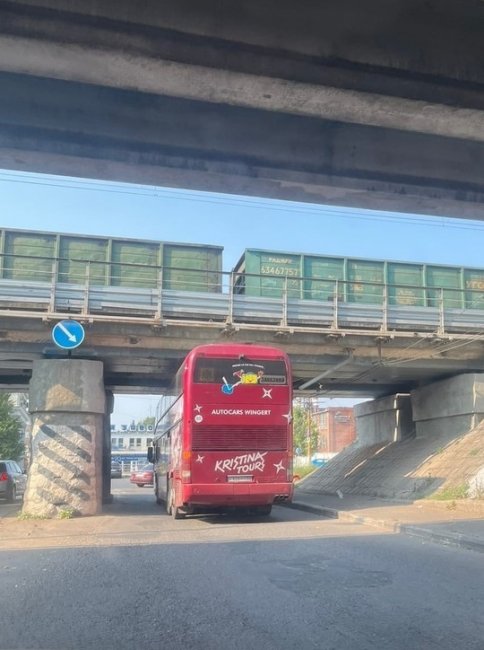 В Ярославле автобус застрял под железнодорожным мостом.