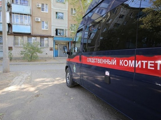 На юге Волгограда во дворе дома нашли мертвой 34-летнюю женщину