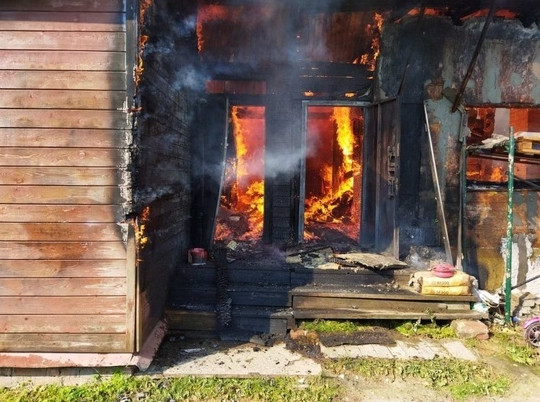 На улице Высоковольтной в Иванове сгорел дом с гаражом