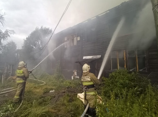 Пожарные города Карелии не позволили огню добраться до жилого дома