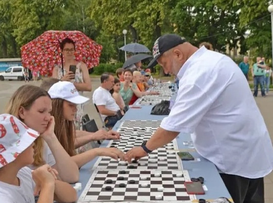 Школьница из Костромской области поучаствовала в установлении рекорда по одновременной игре в шашки