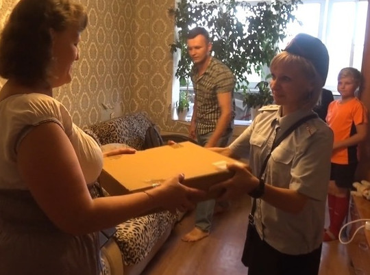 В Ярославле две многодетные семьи получили компьютеры от полицейских