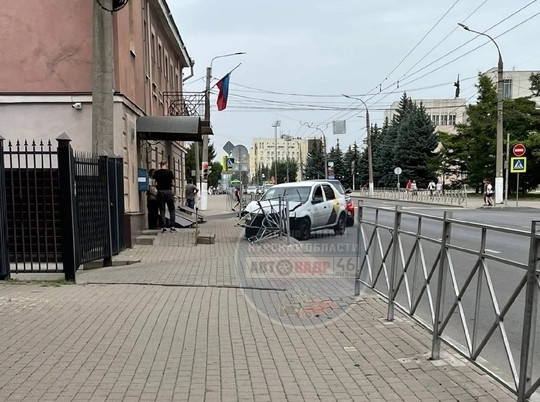 В Курске автомобиль такси врезался в металлическое ограждение возле КГУ