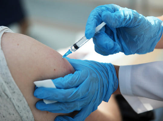 Завершен первый этап испытаний антиковидной вакцины для детей