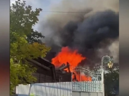 В центре Александрове пожар уничтожил заброшенный дом