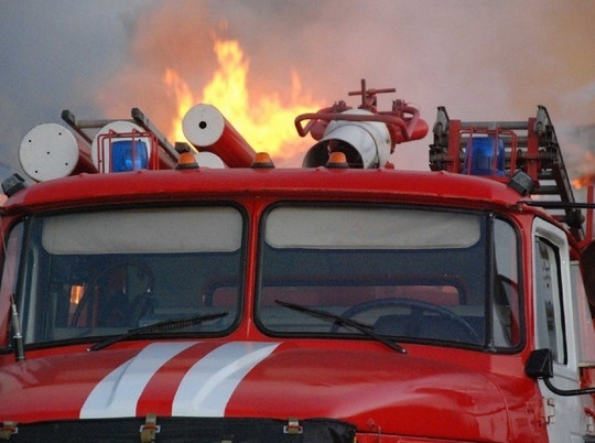 В Ярославле ночью произошел пожар на паркинге у магазина