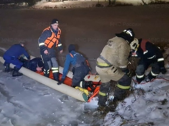 В Обнинске спасатели вытащили провалившегося под лед пешехода