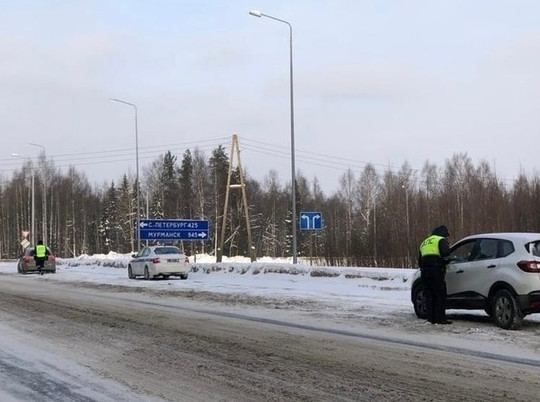 Сотрудник ГИБДД будут массово останавливать водителей в Прионежском районе Карелии