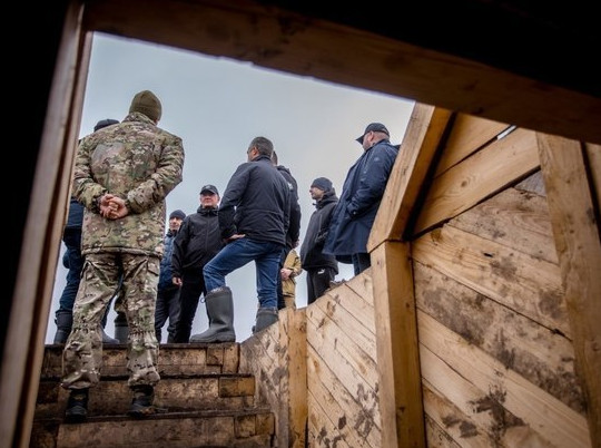 Губернатор Роман Старовойт посетил опорно-оборонительные пункты на границе Курской области
