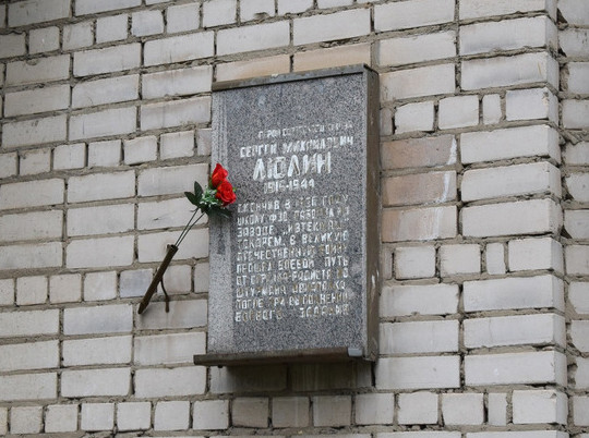 В Иванове «Волонтёры Победы» приводят в порядок мемориальные доски участникам Великой Отечественной войны