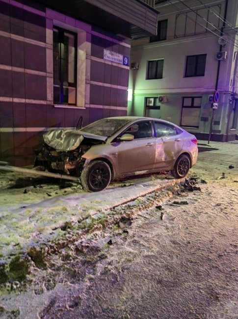 Рано утром в Твери пьяный водитель попал в ДТП на Смоленском переулке