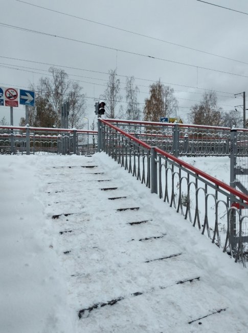 Железнодорожный переезд в Петрозаводске покрылся снегом