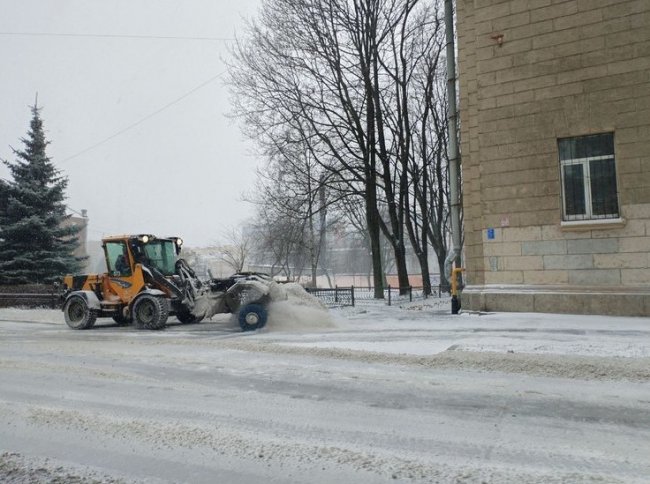 Названы улицы Петербурга, где будут убирать снег 9 января