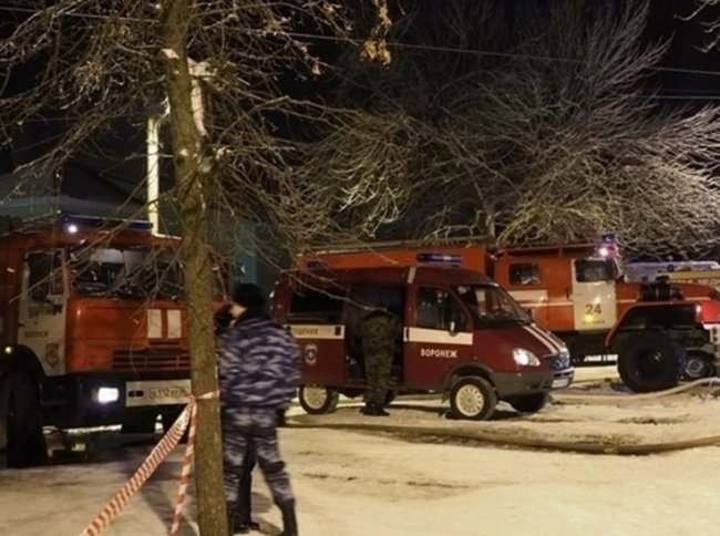 В Воронеже в доме на улице 60-й Армии ночью 17 спасателей тушили четыре полыхавших балкона