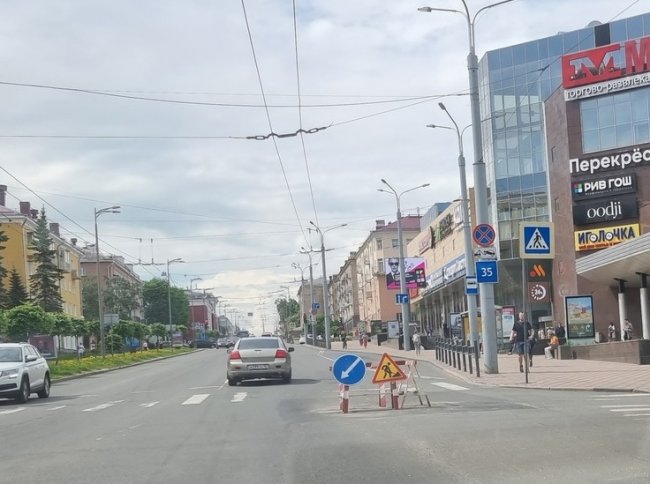 Люк посреди оживленного проспекта в Петрозаводске вновь оградили