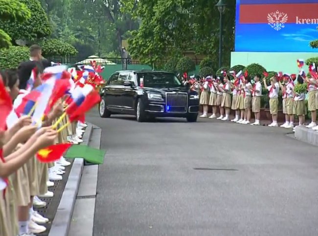 Владимир Путин прибыл к президентскому дворцу во Вьетнаме