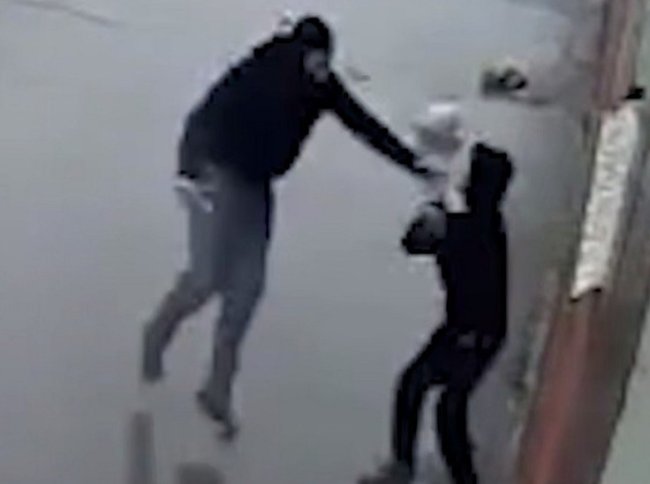 Грабитель с ножом напал на мальчика в Новосибирске