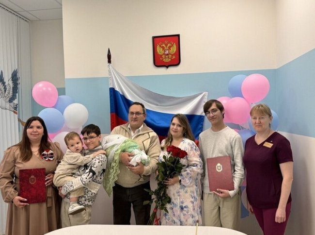 В Туле 33 новорожденных торжественно отправились домой в День флага
