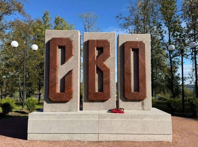 В Подпорожье открыли памятную стелу в честь погибших на СВО земляков