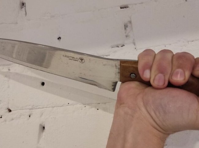 Апатитчанин получил ножевые ранения и лишился телефона после ссоры в кафе