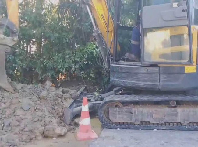 Специалисты устранили утечку на магистральном водоводе в Хостинском районе Сочи