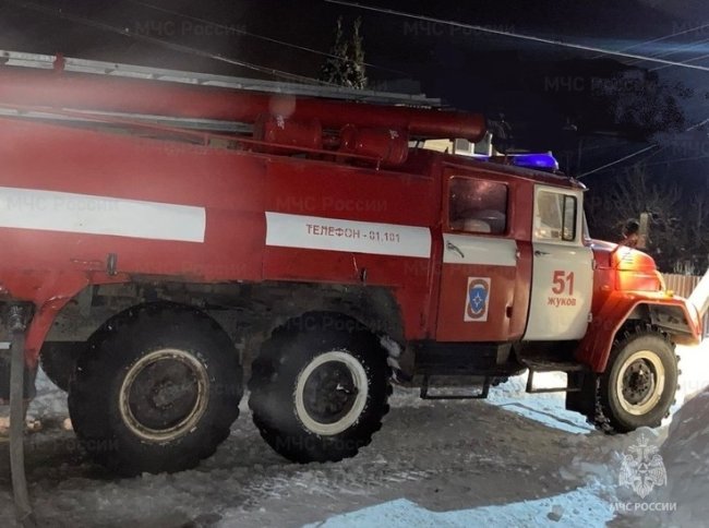 Девять пожарных спасли баню под Жуковом