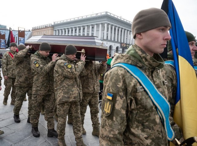 Украинка разгромила аллею в честь бойцов ВСУ