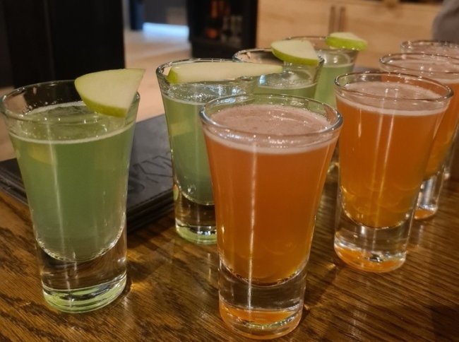 В Петербурге пьяный мужчина передергивал карабины в баре на Ленинском