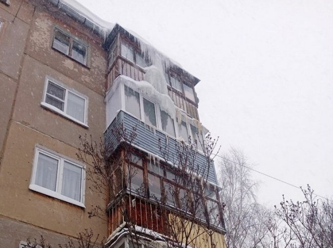 Йошкаролинка просит помощи: ее балкон весь покрыт льдом