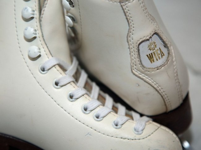 Мать юной чемпионки Костылевой назвала фигуристку Сарновскую «мразотой»