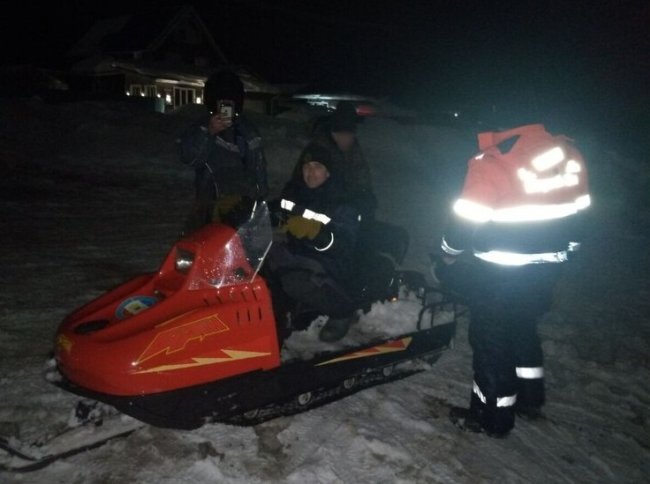 В Марий Эл спасатели помогли людям, застрявшим в поле на снегоходах